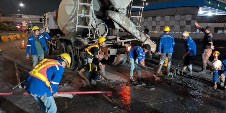 Mobil ASN di Pekalongan Melanggar Jalan yang Sedang Dicor