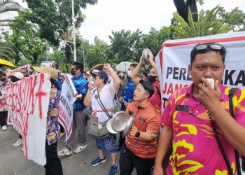 Akses Ditutup Ormas, Karyawan Club de Arjuna Menggelar Demo di Balai Kota
