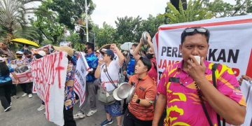 Akses Ditutup Ormas, Karyawan Club de Arjuna Menggelar Demo di Balai Kota