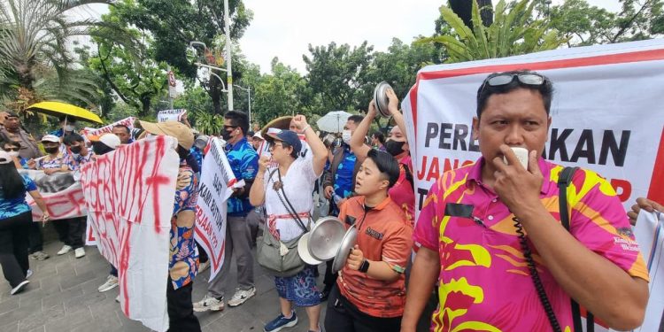 Akses Ditutup Ormas, Karyawan Club de Arjuna Menggelar Demo di Balai Kota