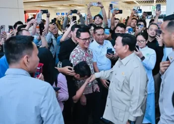 Naik Whoosh dari Cimahi Prabowo Sambangi Warga di Stasiun Halim