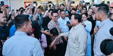 Naik Whoosh dari Cimahi Prabowo Sambangi Warga di Stasiun Halim