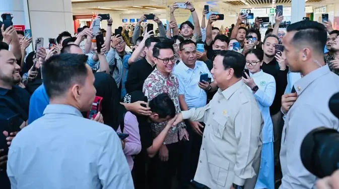 Naik Whoosh dari Cimahi Prabowo Sambangi Warga di Stasiun Halim