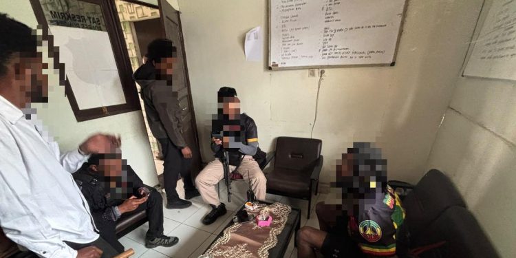 Penangkapan Pelaku Pembakaran Camp oleh Satgas Damai Cartenz