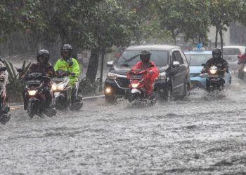 Jalan Mayor Oking Cibinong Terlihat Seperti Sungai Saat Banjir Banyak Motor Mogok