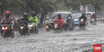 Jalan Mayor Oking Cibinong Terlihat Seperti Sungai Saat Banjir Banyak Motor Mogok