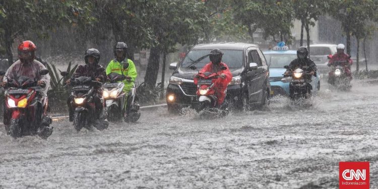 Jalan Mayor Oking Cibinong Terlihat Seperti Sungai Saat Banjir Banyak Motor Mogok