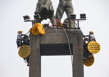 Enam Aktivis Greenpeace Dipulangkan Polda Metro Usai Pasang Spanduk di HI
