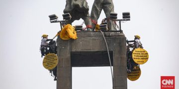 Enam Aktivis Greenpeace Dipulangkan Polda Metro Usai Pasang Spanduk di HI