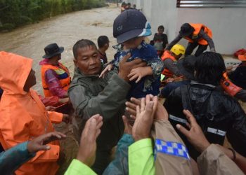 Warga Terjebak Banjir di Padang, Tim Evakuasi BPBD Diterjunkan
