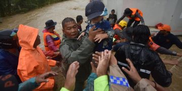 Warga Terjebak Banjir di Padang, Tim Evakuasi BPBD Diterjunkan