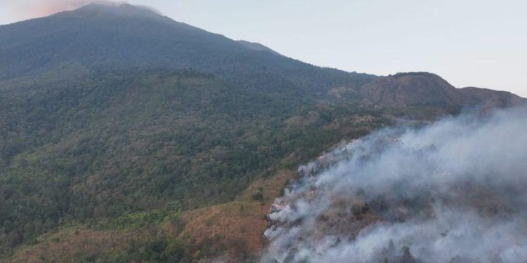 Karhutla Gunung Ciremai Pemkab Koordinasi Pemprov untuk Water Bombing