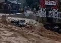 Detik-detik Banjir Bandang di Padang Menggenangi Rumah Warga