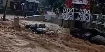 Detik-detik Banjir Bandang di Padang Menggenangi Rumah Warga